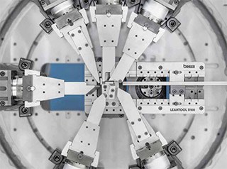Detailaufnahme eines Leantool R100 Systems zur Herstellung komplexer Drahtbiegeteile von Schaaf Federn