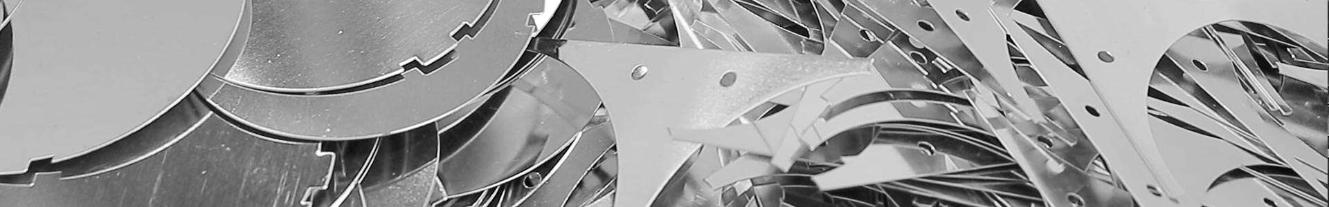 Headerbild mit ausgestanzten Blechteilen aus der Produktion – Qualitätssicherung bei Schaaf Federn